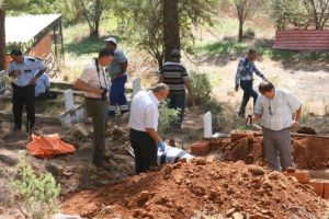 Cesedi 65 g&uuml;nde bulundu, 17 ay sonra mezarı a&ccedil;ıldı