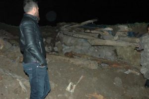 Ardahan'da aşırı yağış nedeni ile bir ev &ccedil;&ouml;kt&uuml;