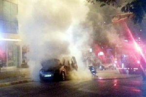 Kazada yaralanan kardeşini g&ouml;rmeye geldi, aracı alev aldı