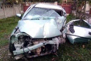 Otomobil, evin duvarına &ccedil;arptı: 1 &ouml;l&uuml;, 1 yaralı