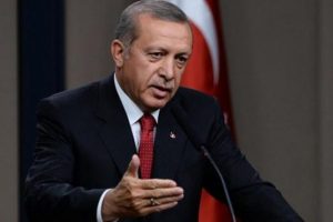 Demokrasimiz tam ortadan b&ouml;l&uuml;nd&uuml;