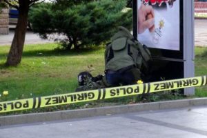 Meydana bırakılan &ccedil;anta korkuttu