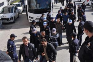 Polise lin&ccedil; girişiminde bulunan 5 kişi yakalandı