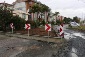 Parselinden yol ge&ccedil;mesine izin vermeyip set &ccedil;ekti