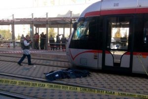 Ekmek almaya giderken tramvayın altında kaldı