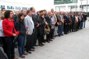 Ter&ouml;r saldırısında hayatını kaybedenler Bursa'da kırmızı karanfillerle anıldı