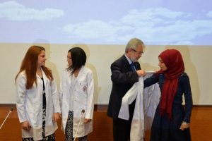 Bursalı veteriner &ouml;ğrencileri beyaz &ouml;nl&uuml;klerini giydi