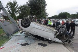 Otomobil otob&uuml;s durağına girdi: 3 yaralı