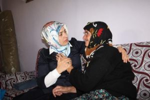 Vali eşi halkın arasında gezip ihtiya&ccedil;larını karşılıyor