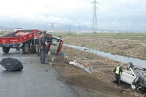 Kastamonu'da trakt&ouml;r devrildi: 2 &ouml;l&uuml;