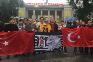 Kazak futbolcuya baklavalı teşekk&uuml;r