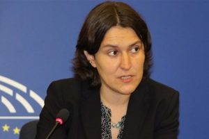 Raport&ouml;rl&uuml;k g&ouml;revini aştı, AB başkanlığına soyundu
