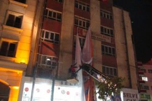 HDP'li belediye AK Partili adayın afişini indirdi
