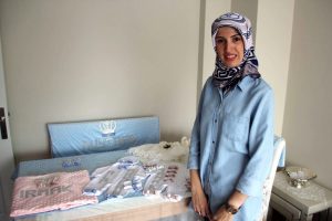 Bursa'da elinin emeği, g&ouml;z&uuml;n&uuml;n nuruyla kanserli &ccedil;ocuklara destek oluyor