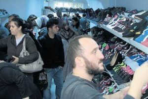 İmalat&ccedil;ı birleşti, 1 TL'ye ayakkabı satıyor
