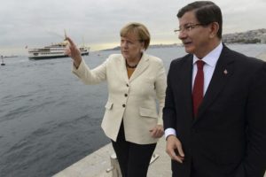 Merkel'den Atat&uuml;rk ve afiş sorusu