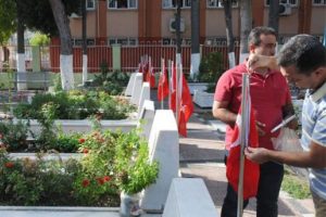 Pes! Şehit mezarlarındaki bayraklar &ccedil;alındı