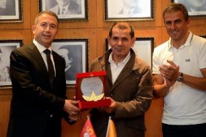 Galatasaray Başkanı &Ouml;zbek'ten GSYİAD &uuml;yelerine plaket