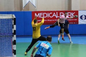 Nil&uuml;fer Belediyespor hentbolde 3'&uuml;nc&uuml; turda