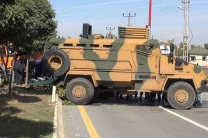 Askeri ara&ccedil; kaza yaptı: 1 &ouml;l&uuml;, 3 yaralı
