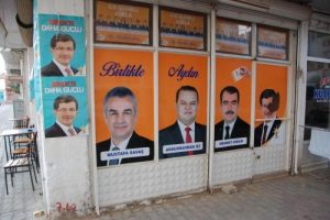 AK Parti'nini se&ccedil;im b&uuml;rosuna taşlı saldırı