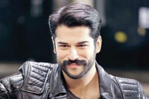 Burak &Ouml;z&ccedil;ivit arabasını sattı...