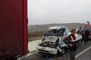 TIR'a arkadan &ccedil;arpan kamyonetteki &ccedil;ift &ouml;ld&uuml;