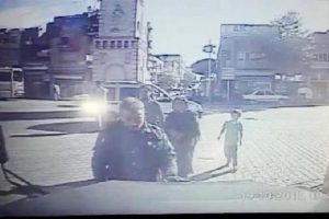 Zırhlı aracı &ouml;pen vatandaş kameraya yansıdı