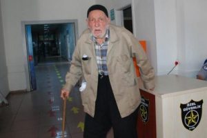 Hastanede sıra bekleyen yaşlı adamın 400 lirası &ccedil;alındı