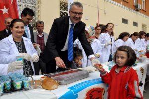 Bursa Karacabey'de miniklere 'sal&ccedil;alı ekmek'
