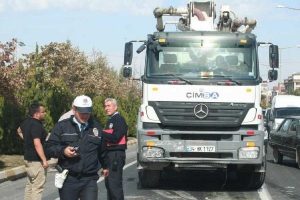 Beton mikseri otomobile &ccedil;arptı: 7 yaralı