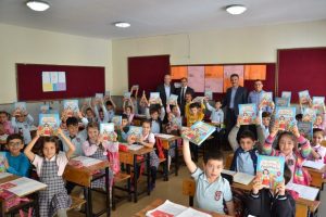 Bursa Gemlik'te miniklere okuma yazma &ouml;ğrenim seti ve kitap dağıtıldı