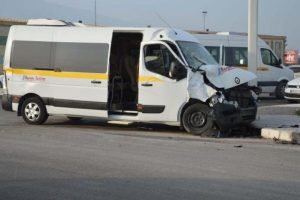 &Ouml;ğrenci servisi ile yolcu midib&uuml;s&uuml; &ccedil;arpıştı: 8 yaralı
