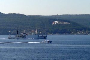 Rus savaş gemisi Boğaz'dan ge&ccedil;ti