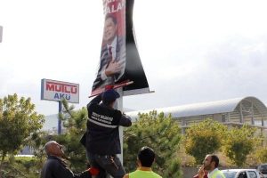 Bağımsız aday L&uuml;tfullah Kayalar'ın afişleri indirildi