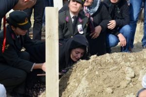 Şehit Mehmet Şimşek'in eşinden y&uuml;rek yakan s&ouml;zler