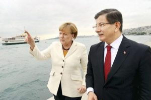 Merkel'e hassas mesaj: T&uuml;rkiye konsantrasyon kampı olmaz