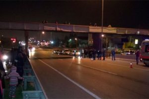 Beton bariyerlerden yola d&uuml;şerek yaşamını yitirdi