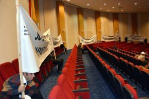Temel atma t&ouml;reni boyunca pankartları iş&ccedil;ilere tutturdu