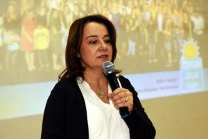 Vakıf başkanı anne, oğlunu &ouml;rnek g&ouml;stererek otizmi anlattı