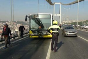 Boğazi&ccedil;i K&ouml;pr&uuml;s&uuml;'nde metrob&uuml;s kazası
