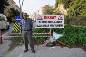 Hakkı verilmedi, yolun 3. şeridini de kapattı
