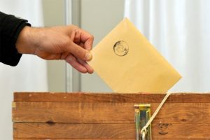 G&uuml;mr&uuml;k kapılarında se&ccedil;im heyecanı s&uuml;r&uuml;yor