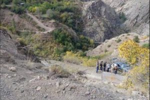 Artvin'de otomobil şarampole yuvarlandı: 1 &ouml;l&uuml;, 2 yaralı