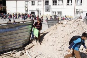 Okul inşaatında sac levhalı &ouml;nlem