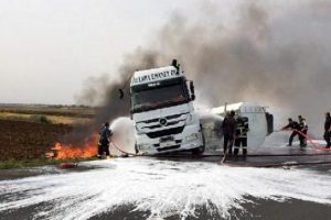 Nusaybin'de yakıt y&uuml;kl&uuml; tanker yandı: 1 yaralı