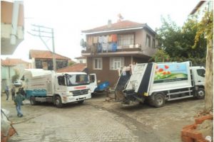Bursa Orhangazi'deki &ccedil;&ouml;p konteynırları temizleniyor