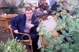 Kosova'da bakan yardımcısına yumurtalı saldırı