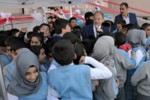 Akdağ'ın &ccedil;ağırdığı &ouml;ğrenciler k&uuml;rs&uuml;ye h&uuml;cum etti