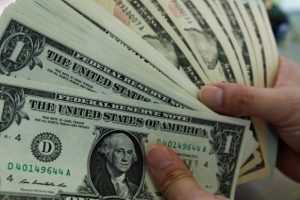 Bursa'da dolar bozdurma bahanesiyle pompacıyı bin lira dolandırdı